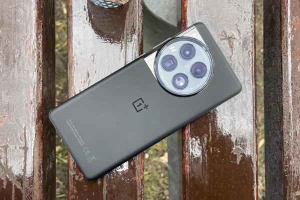 OnePlus 12: Acustică stereo echilibrată, cu sunet bogat ce umple camera
