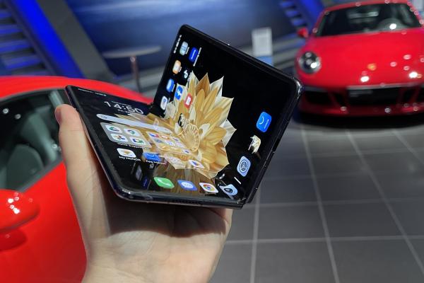 Jurnal de bord: Cum am trăit experiența lansării lui Honor Magic V2 pe circuitul Porsche Experience Center din Leipzig + turul fabricii și multe mostre foto