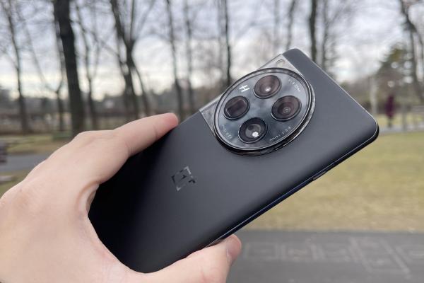 OnePlus 12 Unboxing: telefonul Hasselblad revine, mai dens şi cu fiabilitate sporită