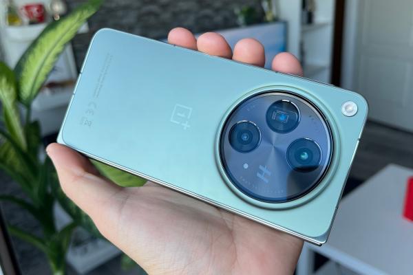 După o așteptare îndelungată, OnePlus Open face trecerea la Android 14 și OxygenOS 14