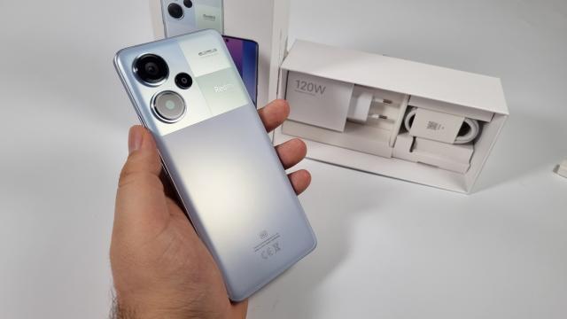 <b>Xiaomi Redmi Note 13 Pro+ 5G Unboxing: ce e în spatele numelui atât de lung? (Video)</b>Xiaomi Redmi Note 13 Pro+ 5G este cel mai potent telefon din cvintetul Redmi Note 13, dezvăluit de Xiaomi în România pe 23 ianuarie 2024. Am fost la eveniment, am făcut o gălăgie de hands-on-uri, dar acest telefon a primit un unboxing dedicat