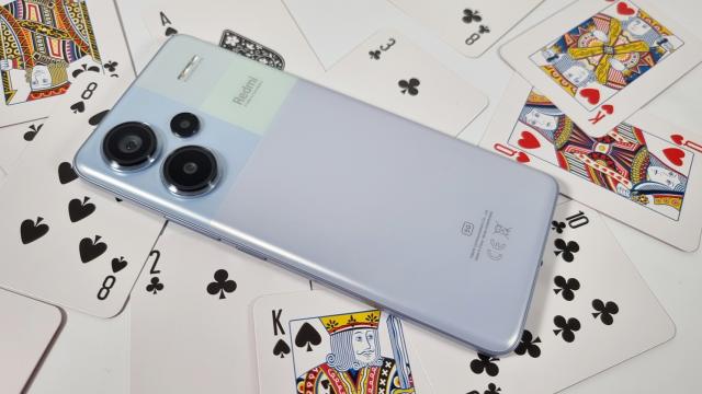 <b>Redmi Note 13 Pro+ 5G review detaliat în limba română (Evaluare Mobilissimo)</b>Pe masa noastră de teste a ajuns probabil cel mai important telefon Redmi din 2024. Are „apucături de flagship”, spate din sticlă, protecție IP68, sticlă Corning Gorilla Glass Victus, chiar încărcare la 120W pe fir pentru bateria generoasă de 5000 mAh