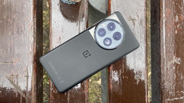 <b>OnePlus 12: Acustică stereo echilibrată, cu sunet bogat ce umple camera</b>OnePlus 12 vine echipat cu un setup de difuzoare stereo hibrid iar prin asta mă refer la un combo compus din difuzor la bază și earpiece-ul pentru convorbiri care preia rolul de difuzor la redarea audio. Am tot văzut astfel de pachete 