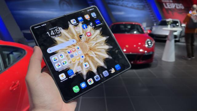 <b>Honor Magic V2: Bateria cu tehnologie revoluționară surprinde prin încărcarea foarte rapidă, dar cum stăm cu autonomia?</b>Honor Magic V2 aduce o baterie revoluționară, asta în timp ce păstrează o talie de doar 4.8 mm atunci când este deschis, sau 9.99 mm pliat. Cum a reușit Honor să integreze o unitate de 5000 mAh pe acest pliabil? Folosind o tehnologie 