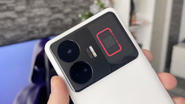 <b>realme GT3: Camera reîncarnată de pe OnePlus 11 şi Nord, cu brio aş adăuga</b>realme GT3 adopta câteva surprize la capitolul optică. Începem cu simplul fapt că are acelaşi senzor Sony IMX890 de pe OnePlus 11 şi OnePlus Nord 3, ceea ce nu e puţin lucru deloc. Acela e senzorul principal din spate şi vine cu deschidere F/1.9