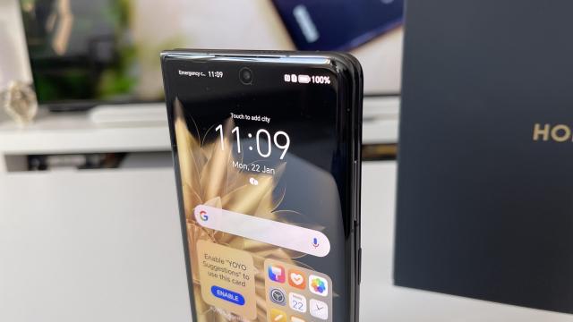<b>Honor Magic V2: Performanță susținută în benchmark-uri, la nivel de OnePlus Open, Fold5</b>Honor Magic V2 vine echipat cu un pachet hardware demn de un flagship din vara lui 2023, ceea ce înseamnă că încă se ține bine și o va face ani la rând de acum înainte. Optează pentru procesorul octa-core 