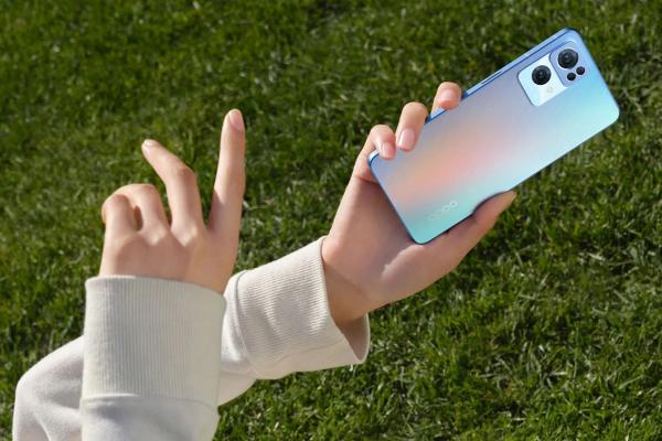 OPPO Reno7 Pro 5G este aici și vine cu procesor Dimensity 1200-MAX, cameră IMX766 de 50 mpx și LED de notificări în jurul modulului foto din spate