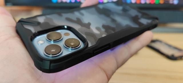 Prezentare huse iPhone 13 Pro Max de la Mobiledirect: modele Spigen cu texturi variate, Ringke şi Apple (Video)