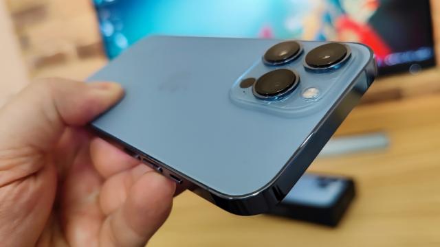 <b>Apple iPhone 13 Pro Review detaliat în limba română (Evaluare Mobilissimo)</b>În 2021 Apple pare să ne ofere un upgrade "S" pentru iPhone-urile sale, umblând la cameră, CPU şi refresh rate-ul ecranului, dar lăsând designul în mare neschimbat pe seria iPhone 13. În cazul lui iPhone 13 Pro primim aceeaşi cameră