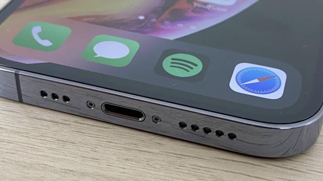<b>Apple iPhone 13 Pro: Conectivitate de top, am testat amplu şi 5G-ul</b>Apple iPhone 13 Pro nu renunţa nici în acest an la portul Lightning, în ciuda presiunilor UE cu privire la USB-C. Avem şi NFC pentru plăți cu Apple Pay doar, dar şi Wi-Fi 6, 5G şi Bluetooth 5.0. Există şi GPS pentru localizare, dar şi Glonass, Galileo
