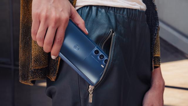 <b>Motorola moto g200 5G ajunge în România; Cum îl cumperi cu 400 de lei mai ieftin la precomandă?</b>Motorola moto g200 5G a fost anunţat cu doar 4 zile în urmă şi iată-l deja sosind pe plan local. Noul telefon cu procesor Snapdragon 888+ poate fi acum precomandat în ţara noastră şi avem detalii despre oferta să mai jos
