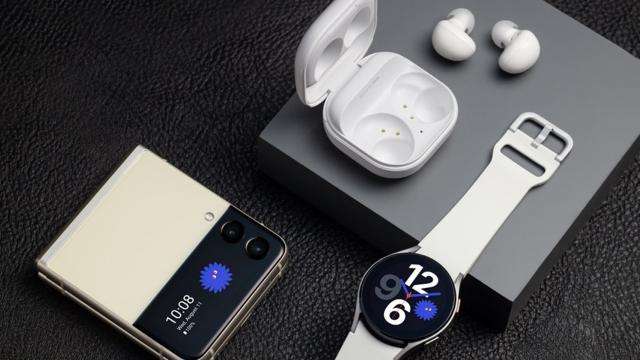 <b>Samsung pregătește multe produse pentru 2022; Căștile Galaxy Buds Live2, Buds Pro2, Galaxy Watch 5 și noi tablete sunt confirmate</b>În urmă cu câteva zile aflam ce CPU-uri se vor afla la bordul dispozitivelor Samsung din 2022. Acum, a venit timpul să aflăm și ce terminale și gadgeturi pregătește compania sud-coreeană pentru anul viitor. În prim plan se află tabletele