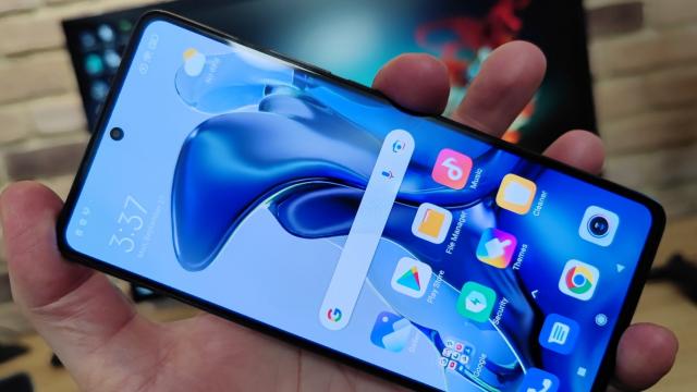 <b>Xiaomi 11T: Display excelent, plăcut pentru seriale Netflix şi gaming</b>Xiaomi 11T împarte şi ecranul cu Xiaomi 11T Pro, doar că spre deosebire de el lasă suportul Dolby Vision pe tuşă. Primim totuşi în continuare un panou AMOLED solid, de 6.67 inch, cu rezoluţie de 2400 x 1080 pixeli, care afişează 1 miliard de culori