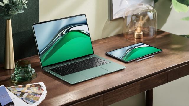 <b>HUAWEI MateBook 14s are acum o reducere specială  şi vine cu 4 cadouri la pachet: laptop axat pe productivitate</b>Am avut ocazia să testăm recent laptopul Huawei MateBook 14s, un ultrabook business cu design metalic, ecran 2K de 90 Hz şi procesor Intel Core i5. În prezentarea sa am menţionat că el costa 6499 lei şi venea cu nişte bonusuri