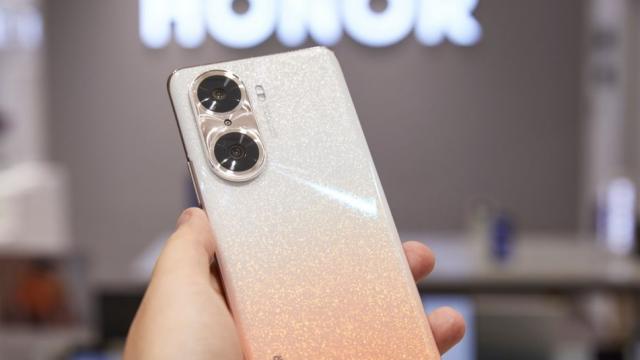 <b>Honor 60 şi Honor 60 Pro au debutat: telefoane cu procesor Snapdragon 778G+, cameră selfie de 50 MP pe Pro, senzor principal de 108 MP</b>Honor a prezentat astăzi telefoane sale de top pentru următoarele luni: Honor 60 şi Honor 60 Pro. Terminalele au în comun multe dotări şi aduc un upgrade serios de cameră ultrawide, cu senzor de 50 MP, baterie mai mare decat la Honor 50, camera principală