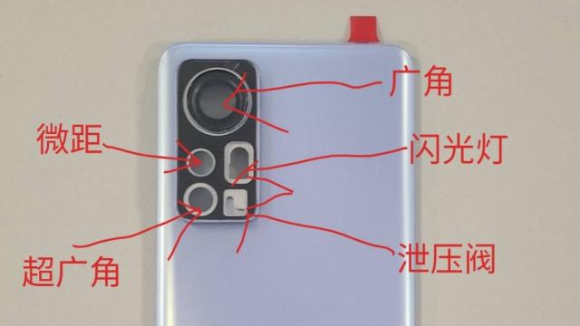 <b>Xiaomi 12 are fotografiat panoul spate și descoperim cum arată modulul foto; Avem și o randare concept</b>Pregătirile până la debutul lui Xiaomi 12 sunt pe ultima sută de metri și vă reamintesc faptul că evenimentul de lansare este programat pe data de 28 decembrie, atunci când vom vedea o întreagă serie de terminale care va include