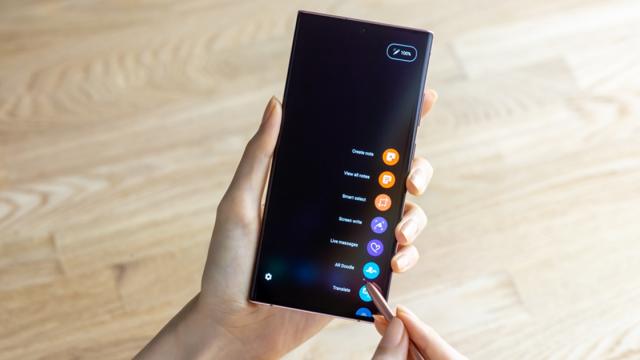 <b>One UI 4 Beta 3 ajunge acum pe seria Galaxy Note 20; Android 12 va sosi în varianta stabilă curând</b>Finalul acestei săptămâni aduce o veste excelentă pentru posesorii de Galaxy Note 20 și Note 20 Ultra. Samsung a lansat actualizarea One UI Beta 3 pentru cei aflați în programul de testare. Asta înseamnă că nu mai e mult până la debutul oficial