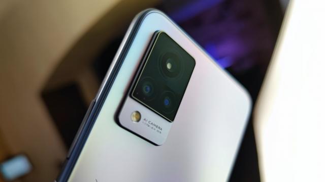 <b>vivo V21 5G: Camera selfie e vedeta incontestabilă, nici cea principală nu e rea deloc</b>vivo V21 5G a debutat în România în vara, în plin campionat EURO 2020 şi l-am testat pentru prima oară prin mansarde elegante din Centrul Vechi al Bucureştiului. Acolo s-a ţinut lansarea şi am avut ocazia să îi văd în special camera selfie de 44 MP