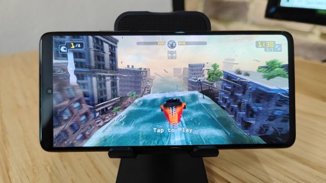 <b>Xiaomi 11T: Benchmark-uri peste flagshipurile din 2020</b>Xiaomi 11T Pro avea un procesor Snapdragon 888 la interior, unul deja consacrat pe flagshipurile anului, dar perceput şi drept mare consumator de energie. Pe 11T Xiaomi a decis să pună un MediaTek Dimensity 1200 5G, găsit şi pe OnePlus Nord 2