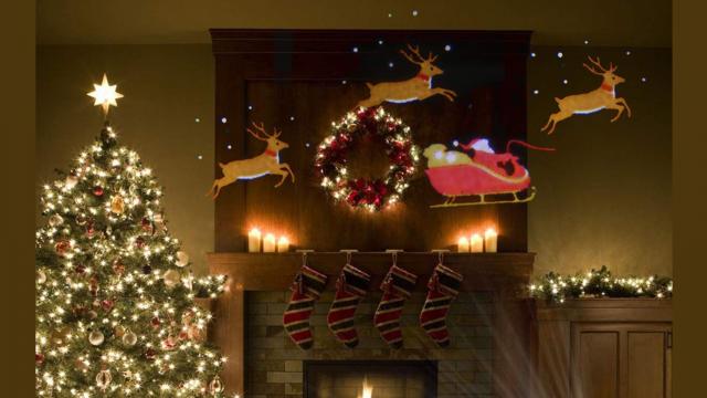 <b>E LUNI e AMAZON: Azi vă recomandăm un proiector cu multe efecte, pentru a vă decora simplu și rapid locuința pe toată durata sărbătorilor de iarnă</b>Cu pași repezi se apropie sărbătorile de iarnă, iar seria noastră “E LUNI e AMAZON” continuă astăzi cu o recomandare de produs inedit. E vorba despre un proiector LED rezistent la apă prin care vă puteți „împodobi” locuința pe toată durata sărbătorilor