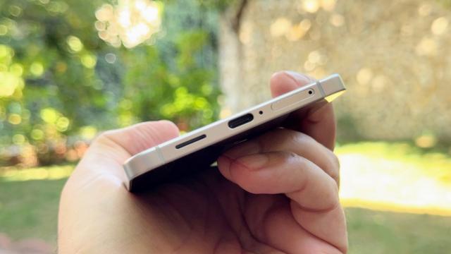 <b>Samsung Galaxy S25 Edge: Baterie sacrificată pentru talie, dar nu aşa rău cum te-ai aştepta</b>Samsung Galaxy S25 Edge o baterie destul de mică, după standardele lui 2025, când deja vedem telefoane cu unităţi de 8000 mAh sau chiar 10.000 mAh la interior. Ei bine, aici primim doar 3900 mAh, mai puţin chiar decât cei 4000 mAh 