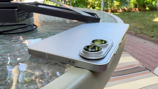 <b>Samsung Galaxy S25 Edge: Conectivitate 5G reuşită, Wi-Fi fără record</b>Samsung Galaxy S25 Edge se bucură de aceleaşi beneficii la conectivitate ca şi restul seriei S25. Eu personal, dacă eram Samsung îl lansăm doar cu eSIM, să facă mai fac loc de componente la interior
