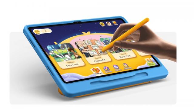 <b>Tableta Redmi Pad 2 primeşte un bundle pentru copii în Europa, cu husă protectoare, stylus şi altele</b>Despre tableta Redmi Pad 2 am mai scris, am şi pus mâna pe aceasta la un eveniment Xiaomi în iunie, dar iat-o acum sosind în Europa într-o ediţie specială pentru copii. E vorba despre Redmi Pad 2 Play, un bundle de produse, despre care avem 