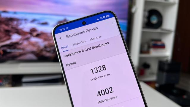 <b>OPPO Reno14 5G: Benchmark-uri de mid-range, cu accent pe răcire și chiar extra frame-uri în gaming</b>Pe OPPO Reno14 lucrăm cu un procesor Dimensity 8350, același folosit și de predecesor. Configurația pe care am primit-o noi este cea cu 12 GB RAM și mai avem aici GPU Mali G615-MC6. Stocarea este de tip UFS 3.1 și nu există slot microSD pentru cei curioși