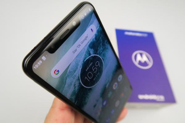 Motorola One Unboxing: telefon midrange cu Android One, spate "oglindă" şi cameră duală (Video)