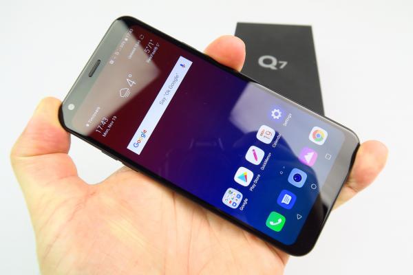 LG Q7 Unboxing: telefon midrange cu faţadă de flagship, Q Lens
