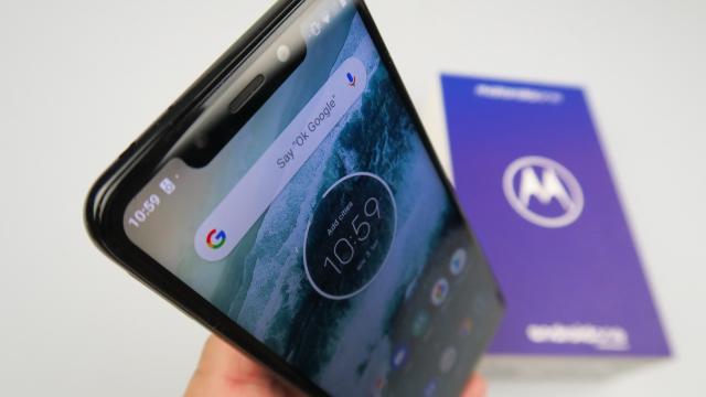 <b>Motorola One Unboxing: telefon midrange cu Android One, spate "oglindă" şi cameră duală (Video)</b>Printre smartphone-urile prezentate de Lenovo în cadrul târgului IFA 2018 din Berlin l-am avut și pe Motorola One, device cu Android One la bord care astăzi primește un unboxing detaliat din partea Mobilissimo. Descoperiți din rândurile 