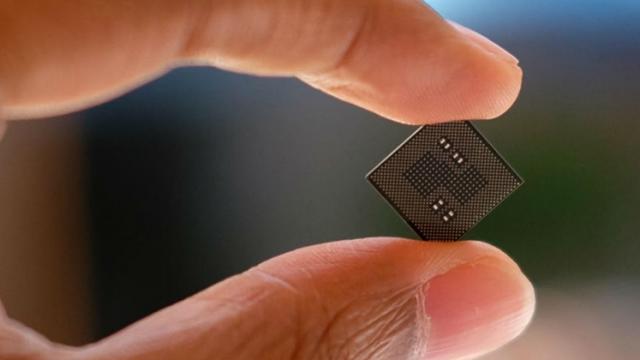 <b>Procesorul Qualcomm Snapdragon 8150 primeşte un test benchmark AnTuTu şi depăşeşte Apple A12 Bionic</b>La doar câteva ore de la aflarea unor noi detalii despre procesorul Qualcomm Snapdragon 8150 iată că avem parte și de un benchmark al acestei soluții. Este vorba despre AnTuTu, test în cadrul căruia noul cipset al americanilor reușește să