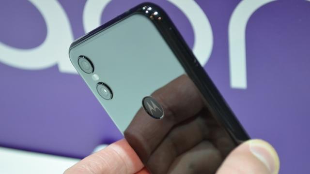 <b>Motorola One primeşte actualizarea la Android 9.0 Pie; Confirmarea vine din Mexic</b>Tot la început de săptămână mai primim și vestea că smartphone-ul Motorola One tocmai ce a primit actualizarea la Android 9.0 Pie, release care pentru început este disponibil pentru utilizatorii din Mexic. În perioada următoare va urma extinderea