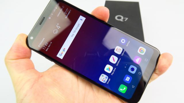 <b>LG Q7 Unboxing: telefon midrange cu faţadă de flagship, Q Lens</b>Un alt telefon scos din cutie în această lună la Mobilissimo este și LG Q7, smartphone care se trage din flagship-ul G7 ThinQ la nivel de design, dar care ne oferă un pachet de dotări mid-range. Ce accesorii include producătorul la pachet