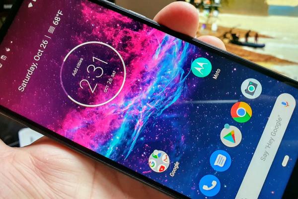 Motorola One Action: OS, UI, aplicaţii stock, Android Pie, gesturi de control comode