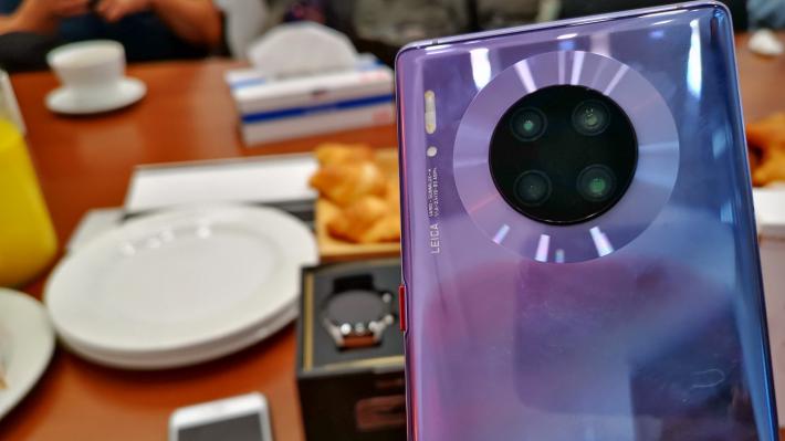 Huawei Mate 30 Pro Unboxing şi primele impresii + am aflat care e strategia Huawei şi cum stăm cu Google Apps (Video)