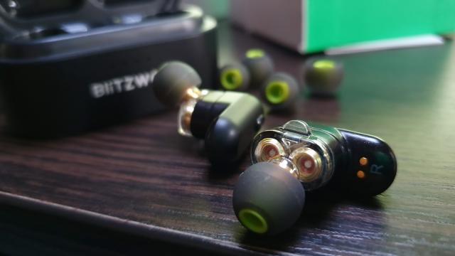 <b>AirPods Killer? Blitzwolf BW-FYE7 este o pereche de căşti wireless cu volum generos + Giveaway (Video Review)</b>Recunosc, testez mai puţine perechi de căşti decât aş dori... Am mai băgat în urechi căşti de la prieteni şi oameni din breaslă, Galaxy Buds sau AirPods, dar nu am petrecut prea mult timp cu ele. Recent am avut totuşi ocazia să