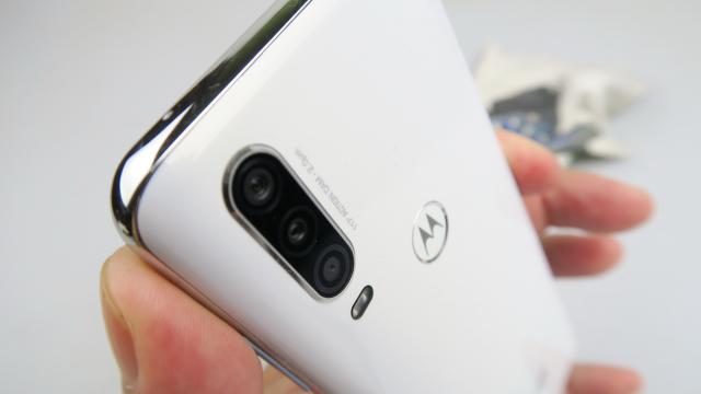 <b>Motorola One Action: Camera cu care am fost la festivalul Summer Well 2019 şi cu care am filmat multă acţiune</b>Îmi place să asociez telefoanele testate cu amintirile. E şi o modalitate bună de a stoca amintiri în recenzii, dar şi de a livra o experienţă mai personală decât clasicele poze făcute în Parcul IOR. Motorola One Action a ajuns la mine fix în luna august