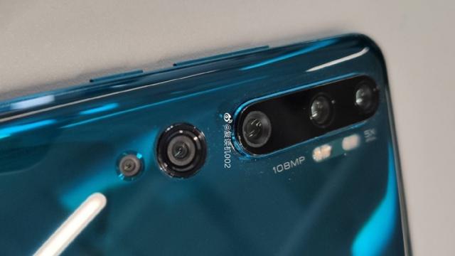 <b>Xiaomi CC9 Pro îşi dezvăluie o mostră foto uriaşă de 108 megapixeli; Intră într-un club select de pe 5 noiembrie</b>Am aflat în ultimele 24 de ore ca Xiaomi CC9 Pro se va lansa pe 5 noiembrie cu dotări cu adevărat speciale. Are 5 camere în spate, zoom optic 5X, iar una dintre camere are rezoluţie de 108 megapixeli. Între timp a scăpat 