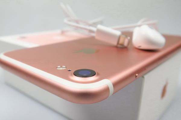 iPhone 7 Unboxing (Rose Gold, 32 GB): pierde butonul Home mecanic şi jackul audio, câştigă difuzoare stereo şi rezistenţă la apă (Video)