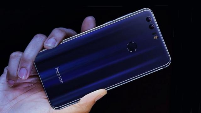 <b>Huawei Honor 8 ajunge în oferta retailerilor români; iată cât costă acest handset arătos cu cameră duală!</b>Printre cele mai arătoase smartphone-uri ale momentului includem și modelul Huawei Honor 8 - terminal anunțat în această vară și vândut până în acest moment în peste 1.5 milioane de exemplare la nivel global. De curând modelul de față și-a făcut apariția