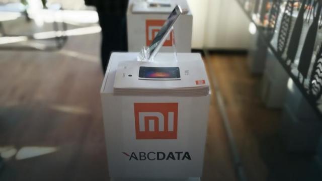 <b>Produsele Xiaomi ajung prin canal oficial şi în UE, prin ABC Data, cu oprire şi in România</b>Un pas vital pentru creşterea şi evoluţia brandului Xiaomi are loc în această toamnă, când compania îşi va putea vinde produsele prin canale oficiale pe continentul european. Chinezii vor avea produsele vândute via ABC Data, un prim distribuitor oficial..