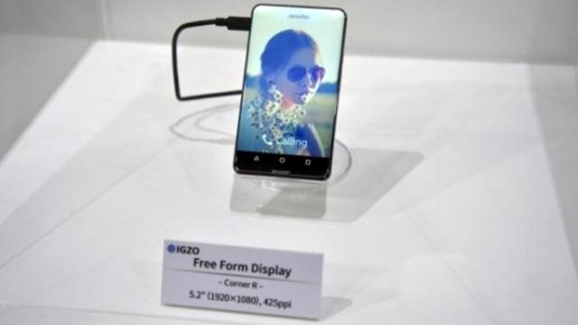 <b>Sharp prezintă smartphone-ul concept Corner R; vine cu un display inedit ce acoperă și colțurile panoului frontal</b>În cadrul expoziției CEATEC ce are loc în perioada 4 - 7 octombrie, producătorul japonez Sharp a ținut să prezinte și smartphone-ul concept Corner R. Inedit la acest produs este ecranul ce ocupă 90% din suprafața frontală, și care aduce chiar și colțuri 