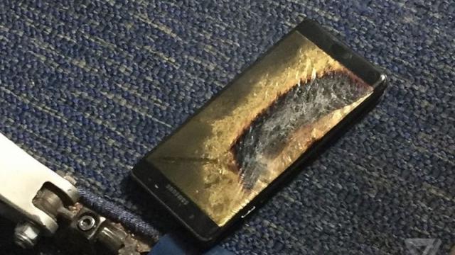 <b>Un posibil Galaxy Note 7 înlocuit ar fi luat foc în timpul unui zbor cu avionul; Protecţia Consumatorului din SUA avertizează cu privire la o nouă rechemare</b>Povestea cu bateriile explozive aflate la interiorul phablet-ului Galaxy Note 7 continuă și astăzi, moment în care aflăm că un model din cele înlocuite ar fi luat foc chiar înainte de decolarea unui avion din SUA. Se pare că dispozitivul nu era provenit