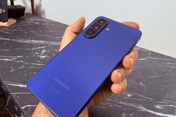 Samsung Galaxy A27 5G: Design modern în sfârșit, cu o cameră selfie integrată ceva mai subtil decât la predecesor