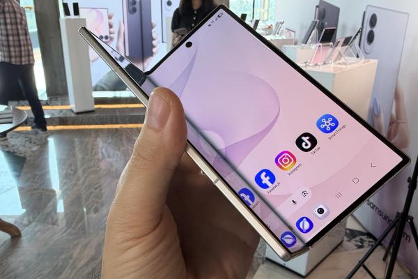 Samsung Galaxy Z Fold8 Ultra: Design familiar revizuit, cu o cută mai puțin vizibilă pentru panoul pliabil