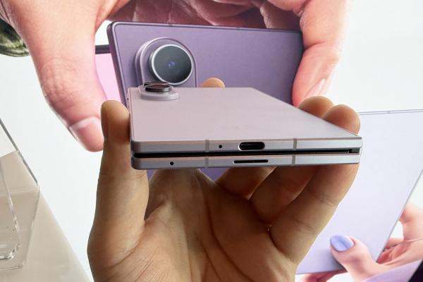 Samsung Galaxy Z Fold8: Baterie Si/C optimizată pentru talie de viespe, dar cum stăm cu autonomia?