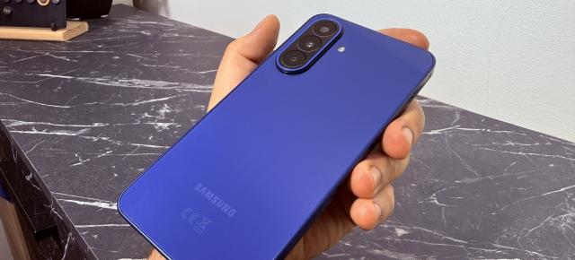 Samsung Galaxy A27 5G: Design modern în sfârșit, cu o cameră selfie integrată ceva mai subtil decât la predecesor