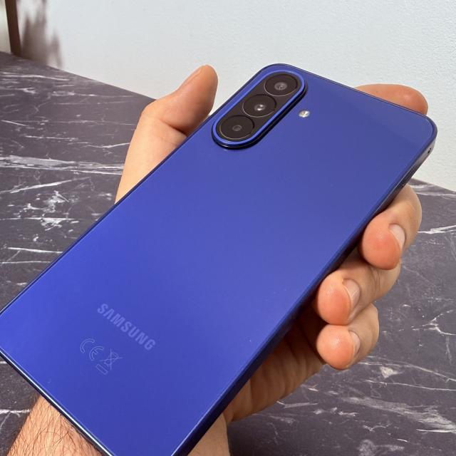 Samsung Galaxy A27 5G: Design modern în sfârșit, cu o cameră selfie integrată ceva mai subtil decât la predecesor