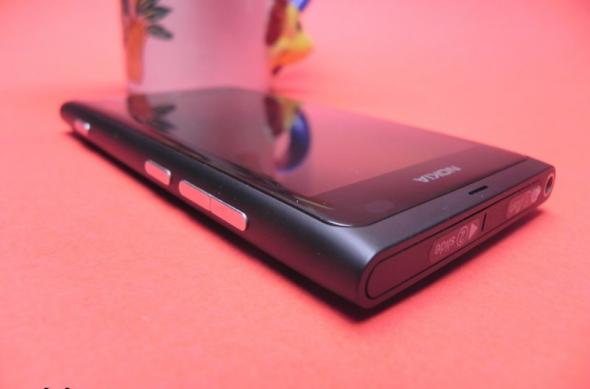 Review Nokia Lumia 800 - Design de Nokia N9, Mango cu soluții GPS noi și succes prematur (Video): nokia_lumia_800_review_mobilissimo_32.jpg